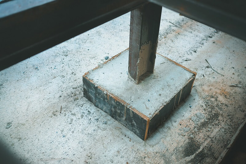 metalowy słup i podlewka betonowa