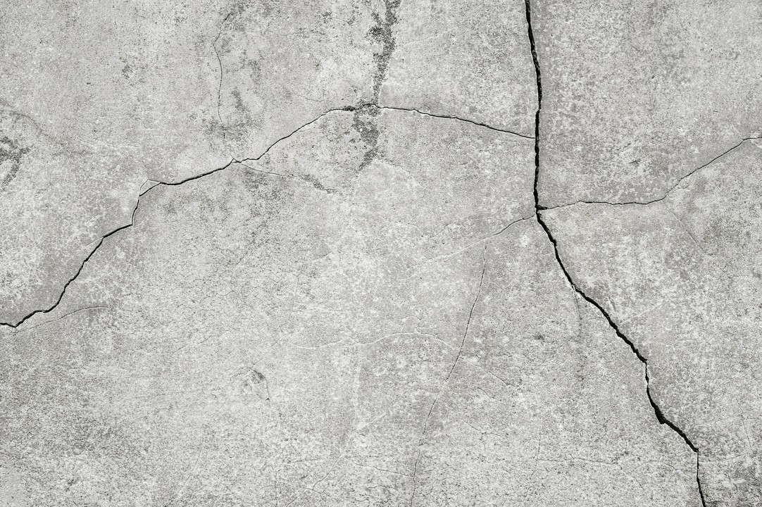 pęknięcie w betonie