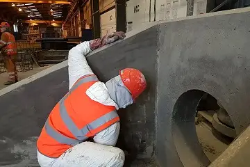 robotnik przy betonowym elemencie